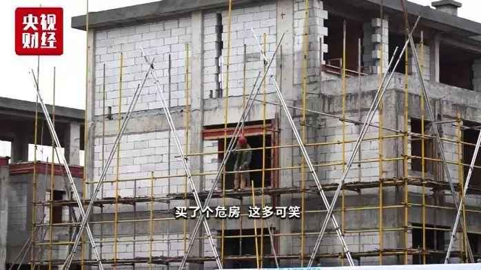 千万豪宅水泥一抠就掉 “豆腐渣”楼盘全面停建