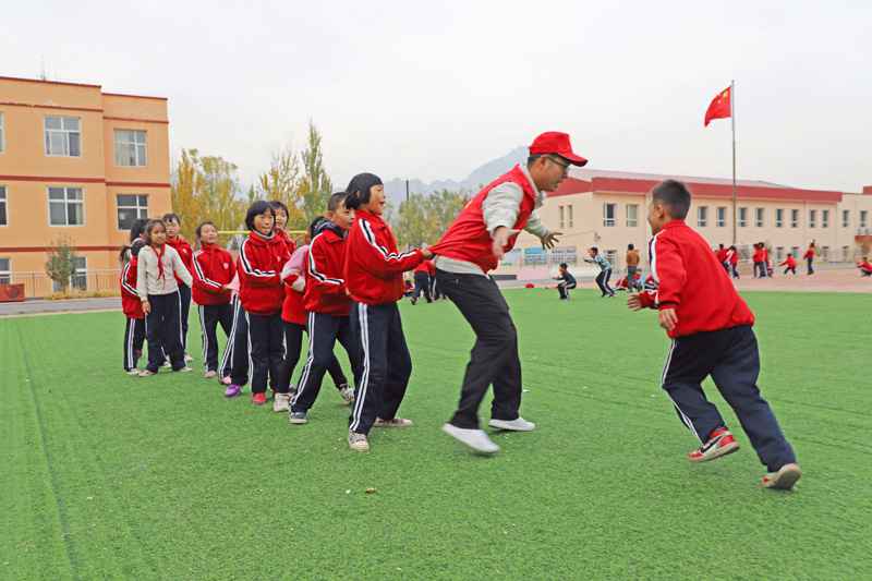 “爱在路上”支教志愿者在动作