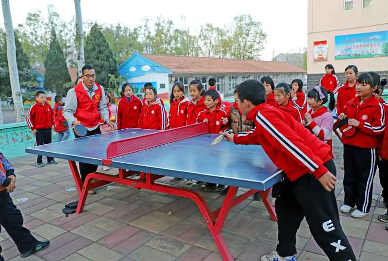 “爱在路上”支教志愿者在动作