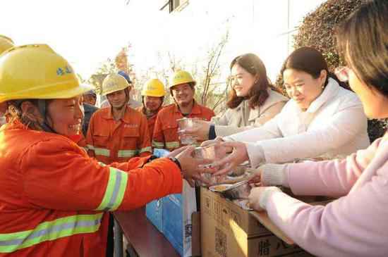 一碗腊八粥暖心冬日情 中新社浙江分社向亚运事情者送暖和