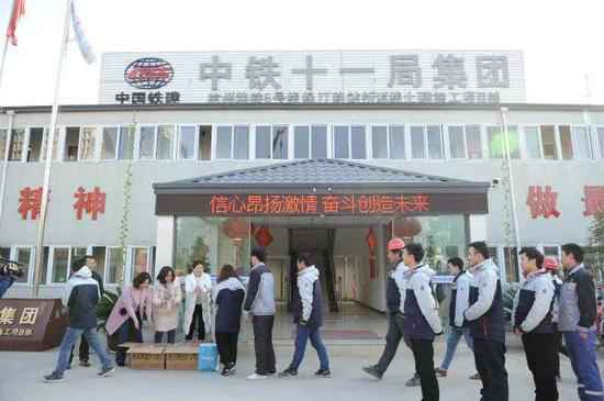 一碗腊八粥暖心冬日情 中新社浙江分社向亚运事情者送暖和