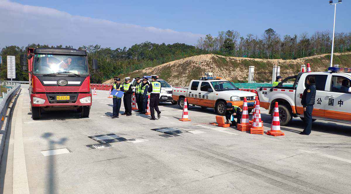 违法超限超载车16日起禁入高速
