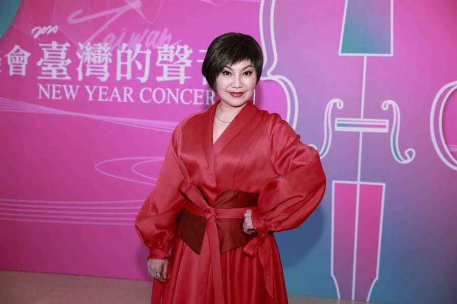 唐美云新年首日冲破人生尺度 穿大红曳地制服献唱