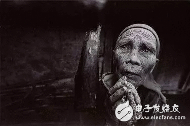 底线在那边？慰安妇制成心情包，真是娱乐至死的年月！大奋斗的汗青能拿来娱乐吗