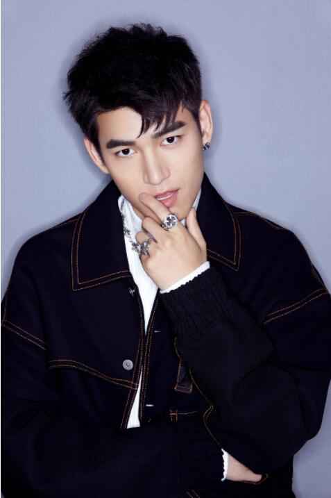 陈叶生《天坑鹰猎》剧照曝光 冰块脸吸引眼球