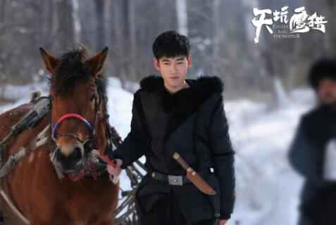 陈叶生《天坑鹰猎》剧照曝光 冰块脸吸引眼球