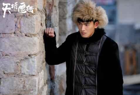 陈叶生《天坑鹰猎》剧照曝光 冰块脸吸引眼球