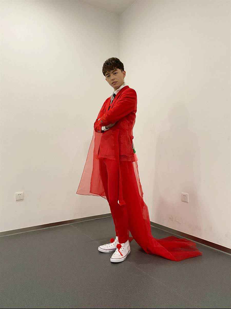 李子森穿红华服自亏：武术各人 赶搭车跑到全身汗