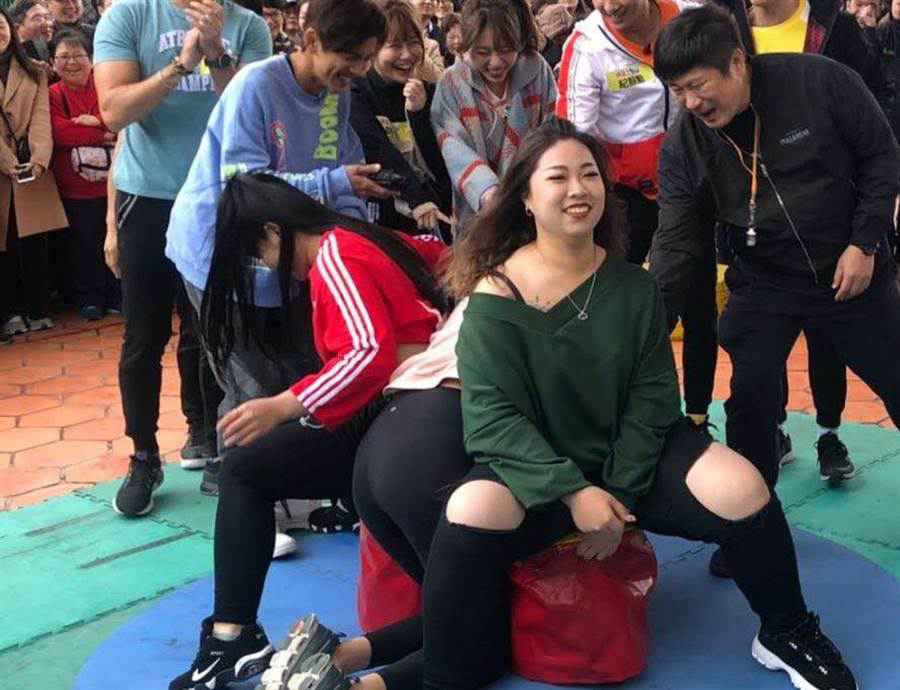 胡瓜（右）拚命玩游戏。（民视提供）