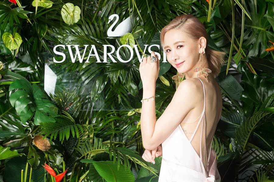 甜蜜女神定心亚性感装扮，热情演绎2020春夏全新商品。（Swarovski提供）