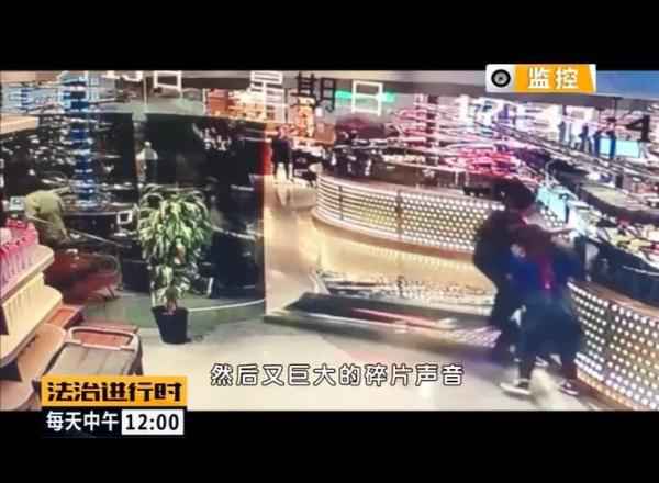  北京知名网红餐厅惹事：2米长玻璃砸中客人，身体受伤