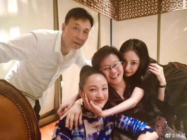 杨幂捐赠100万买医疗设备 一线医护人员发文感激