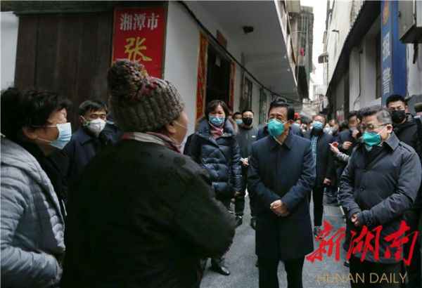 让党旗在防控疫情斗争第一线高高飘扬