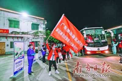 75名英雄平安回来 惠州以警车开道迎接支援湖北医疗队员