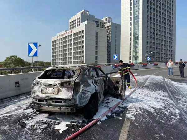 雷克萨斯行驶途中自燃烧毁 警方通报为车辆故障自燃