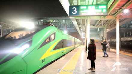 “绿巨人”来了!菏泽迎来首趟动车组 前往北京时间将明明缩短 “绿巨人”来了!菏泽迎来首趟动车组 前往北京时间将明明缩短
