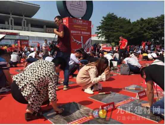  佛山陶博会最红品牌 全球陶瓷人共同见证大角鹿超耐磨