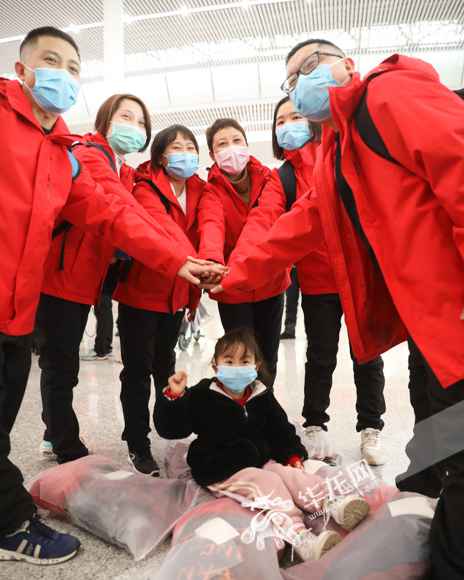 视频|重庆241人医疗队再援孝感！这群“孩子”瞒着怙恃出征了