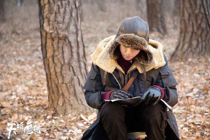 《天坑鹰猎》花絮来袭 王俊凯叉腰吹泡泡