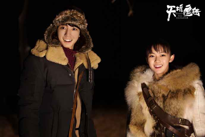 《天坑鹰猎》花絮来袭 王俊凯叉腰吹泡泡