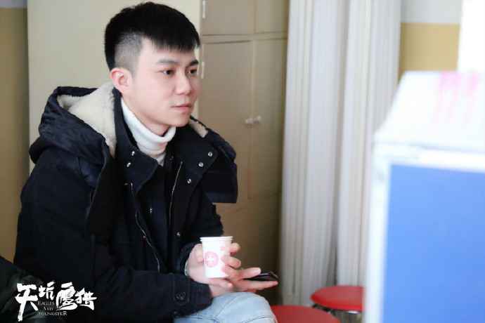 《天坑鹰猎》花絮来袭 王俊凯叉腰吹泡泡