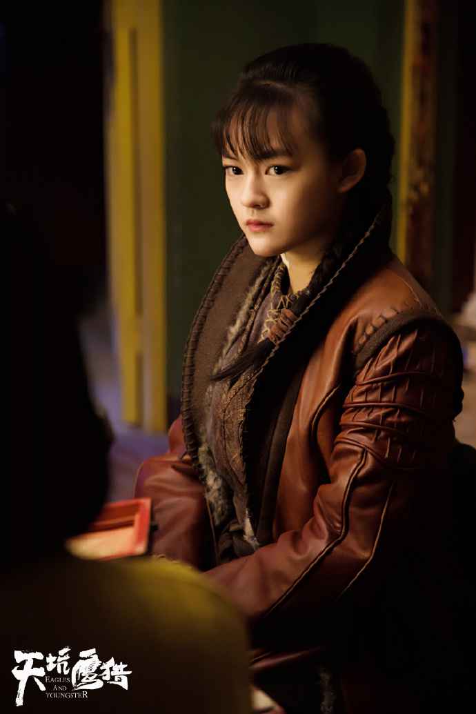 《天坑鹰猎》花絮来袭 王俊凯叉腰吹泡泡