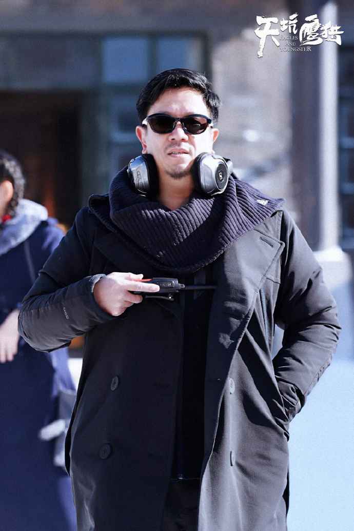 《天坑鹰猎》花絮来袭 王俊凯叉腰吹泡泡