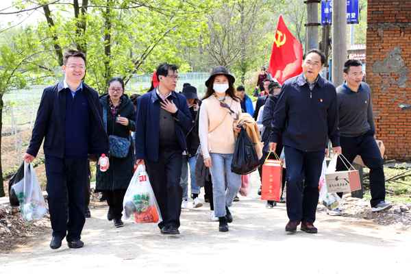 共青团安徽省委开展直属构造党员勾当日暨义务植树勾当