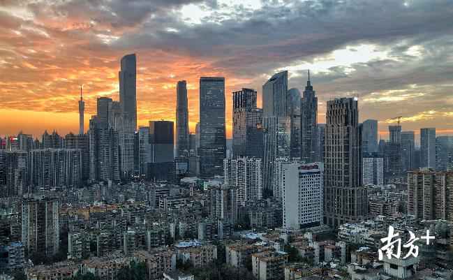 早上的七色祥云，黄昏又来接你下班了