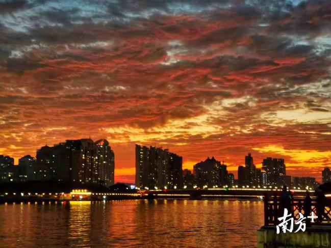 早上的七色祥云，黄昏又来接你下班了