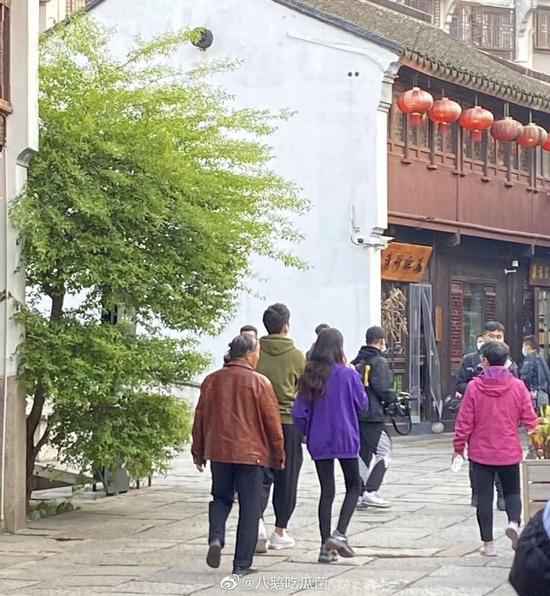 王大陆林允一同现身女方故乡 林允爸妈开心同行