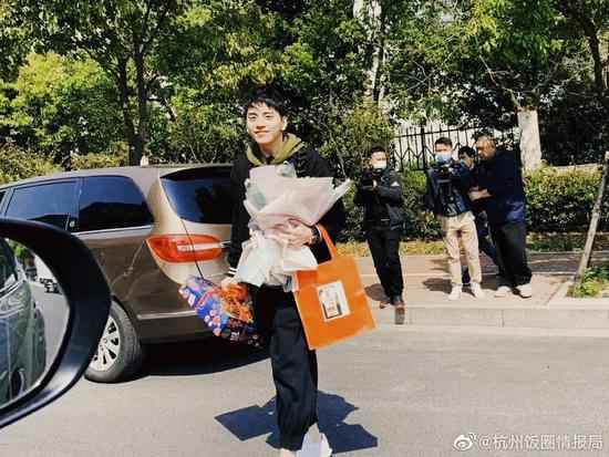 王大陆林允一同现身女方故乡 林允爸妈开心同行