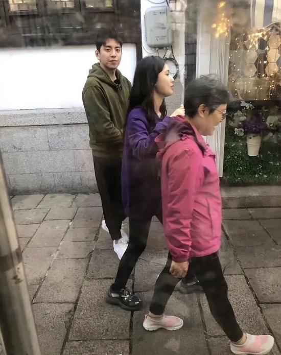 王大陆林允一同现身女方故乡 林允爸妈开心同行