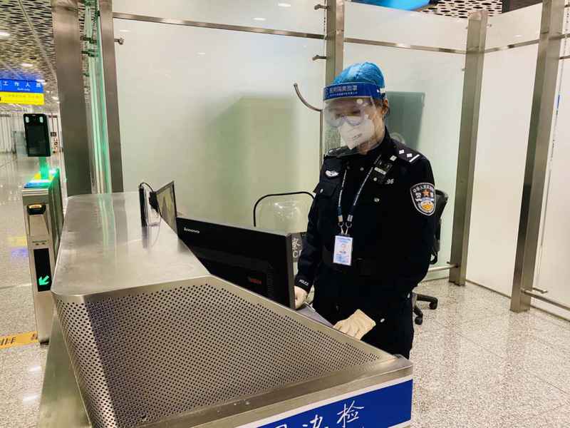 【模范气力】速描深圳机场边检人：疫情下的三组“国门”家庭