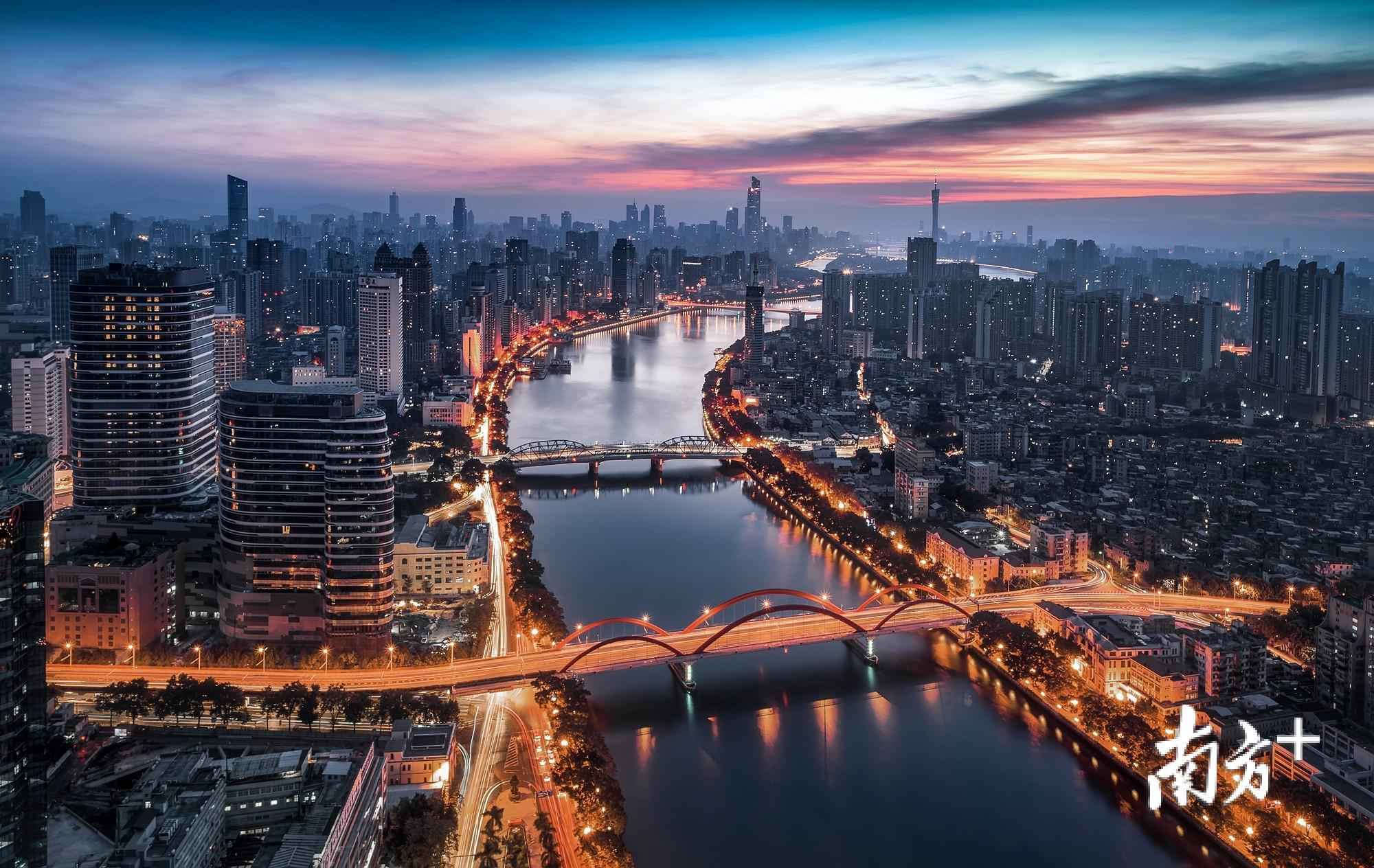 12月4日清晨,冬日的晨曦点亮广州都市天际线。逸松 摄 南边拍客看广东|一周精选 初心未改