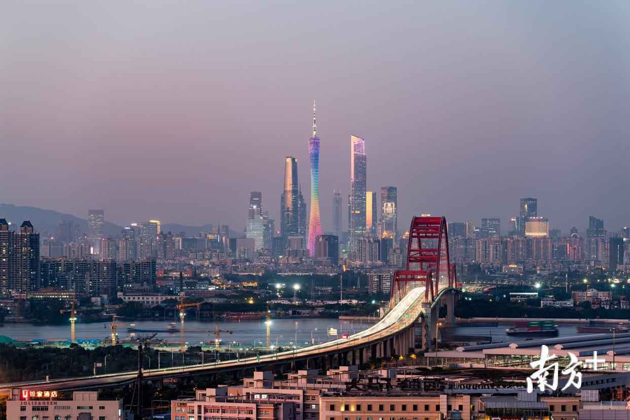 12月6日,广州迎来能见度很是高的一天,从番禺望向广州城区情形,分外壮观。圈圈为何物 摄 南边拍客看广东|一周精选 初心未改