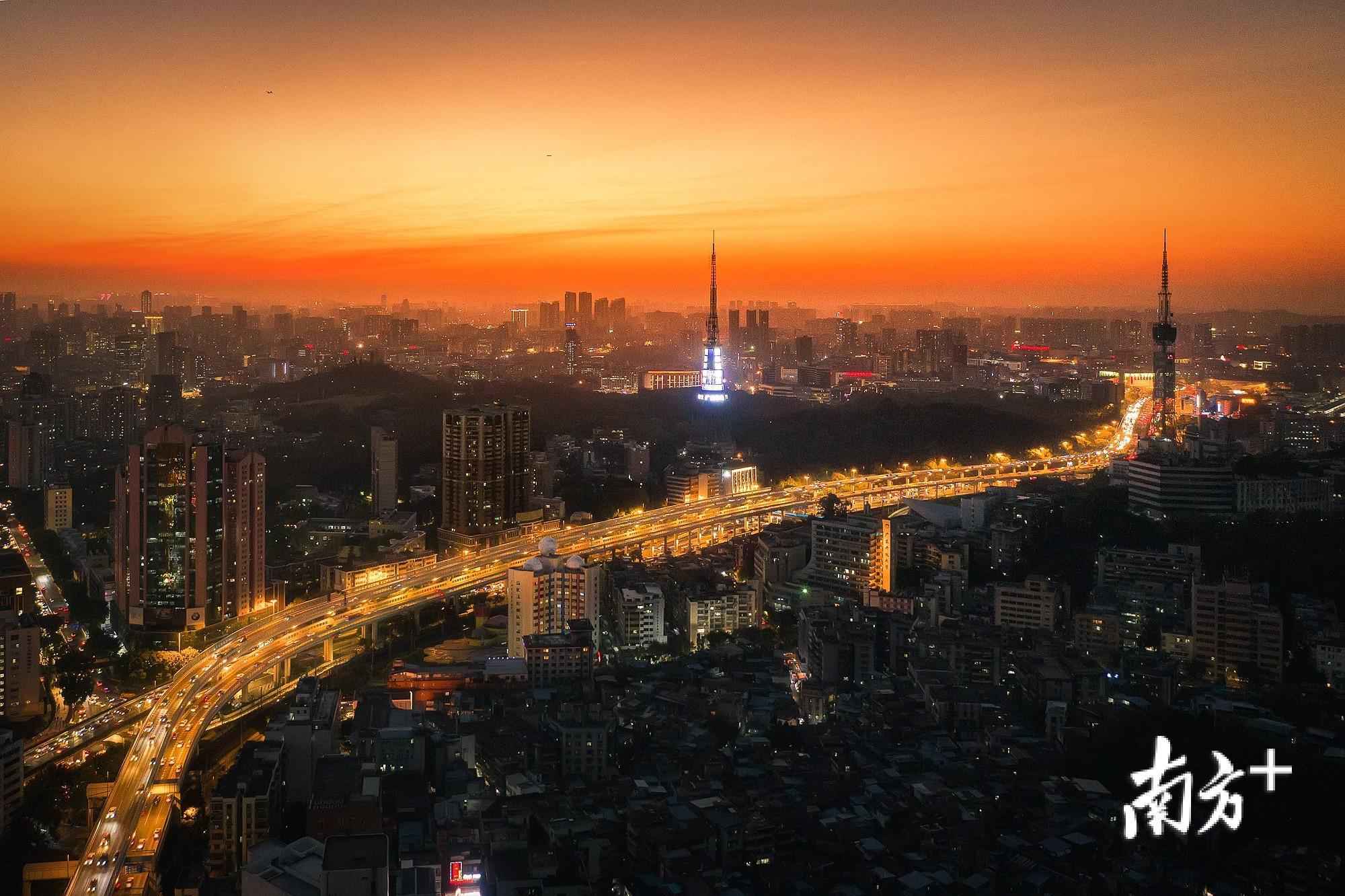 12月4日,日落伍的霞光将广州旧地标染成一幅金色的画卷。逸松 摄 南边拍客看广东|一周精选 初心未改