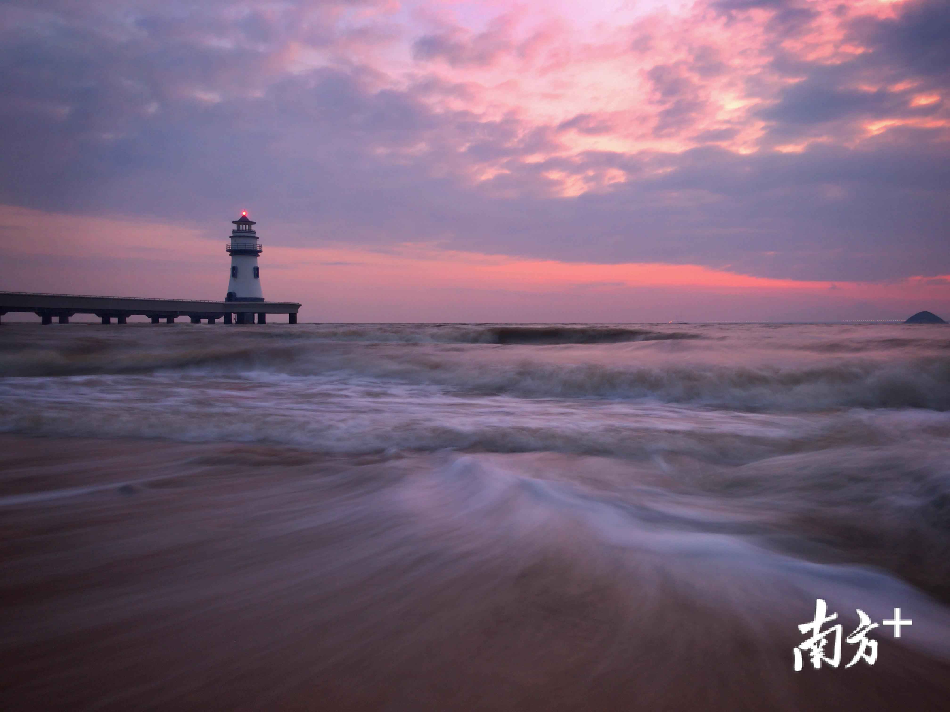 12月3日早晨,冬风怒吼,珠海情侣路海滨泳场的晨曦,东方欲晓。微游寰宇 摄 南边拍客看广东|一周精选 初心未改