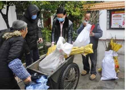 【脱贫攻坚】广东省农科院向贫困户赠送优质果苗