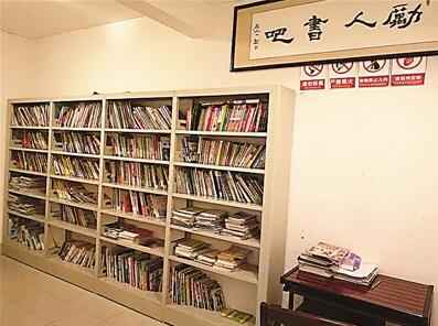 暖新闻|24小时无人值守免费借取 小区众筹书吧的书却越借越多