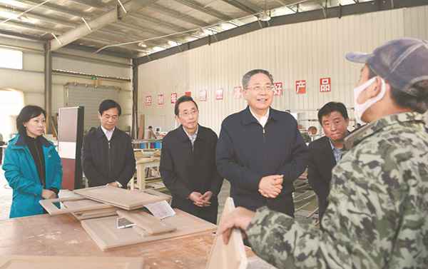 坚持在常态化疫情防控中全面恢复生产生活秩序 抓紧抓实抓细脱贫攻坚复工复产生态环保