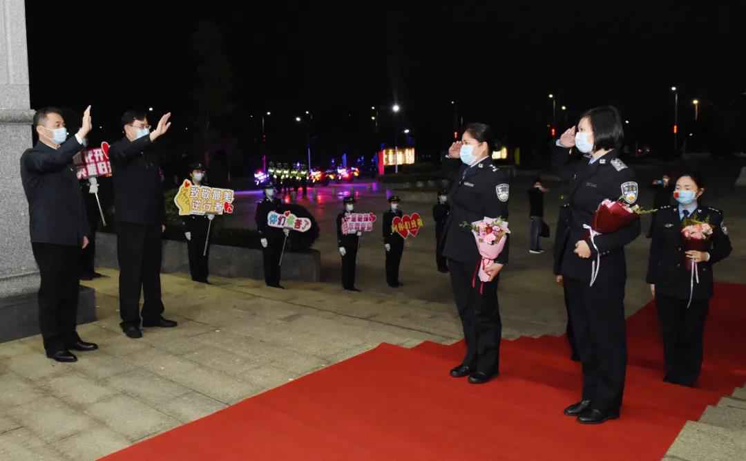 广东牢狱系统30名援鄂女警平安凯旋 厅党委书记陈旭东到英德牢狱迎接