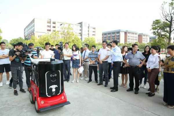  京东物流首台智能配送呆板人，在华南地域正式落地运营