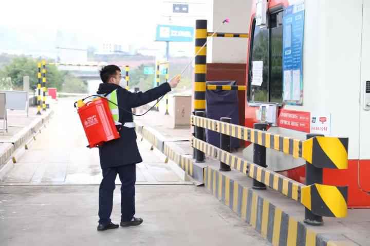 春节假期小客车免费通行时间耽误 重庆高速21个省界进口处事区设点实施体温排查