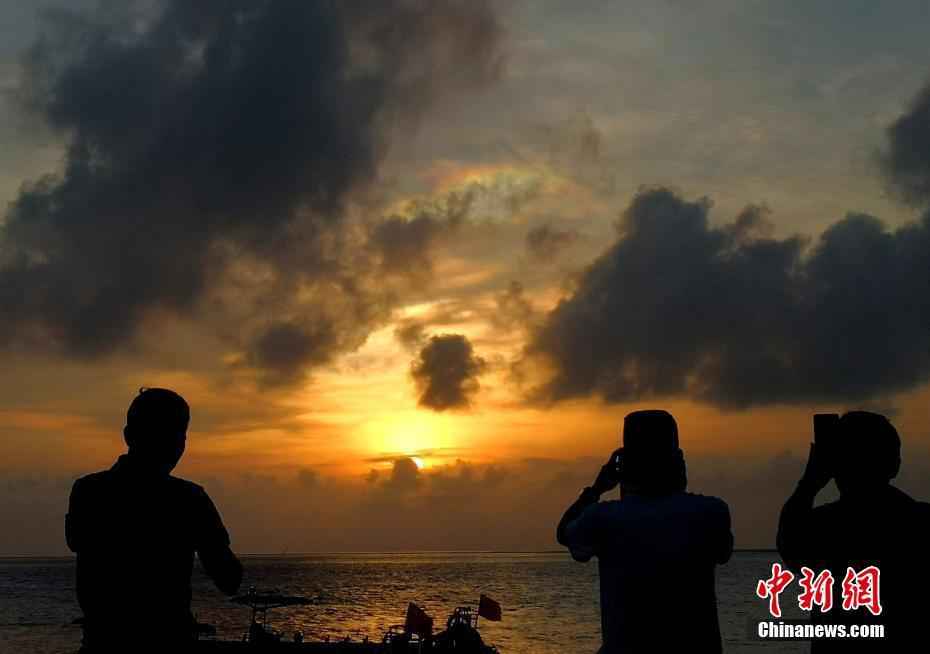 西沙群岛鸭公岛上空现七彩祥云景观