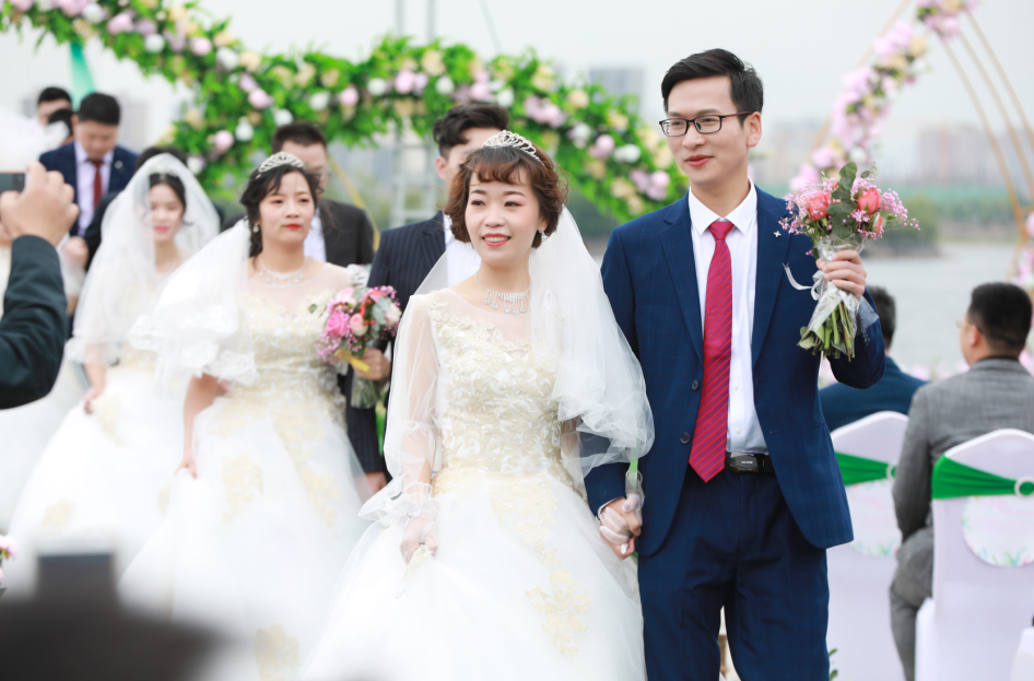 爱在疫线 共证青心——霍山县首届集体旅行婚礼盛大举行