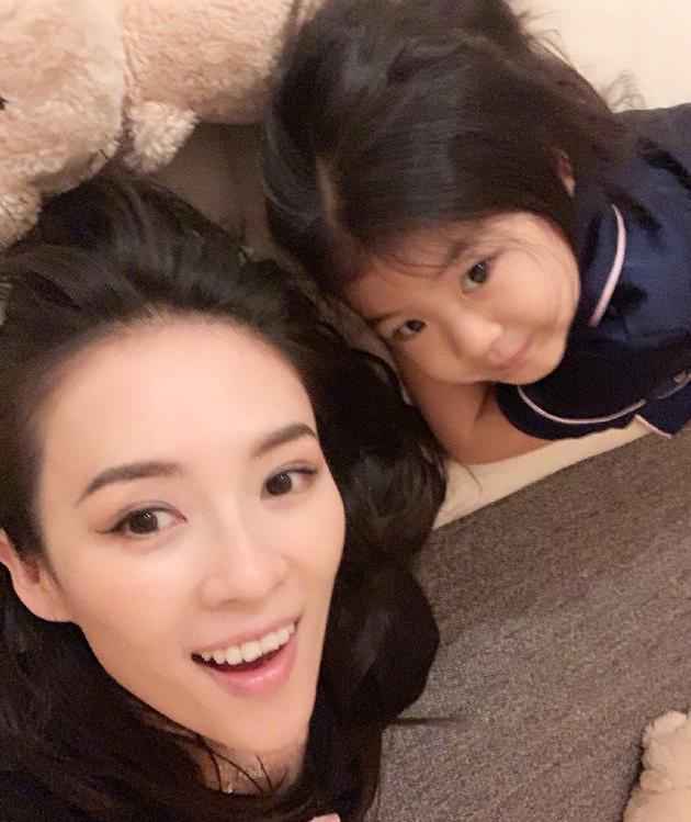 章子怡女儿醒醒骑马视频曝光 行动可爱十足