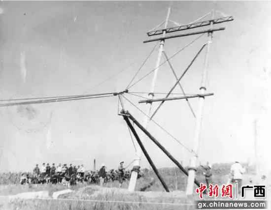 20世纪60年月,柳州电力工人正在架设柳州首条220千伏线路。 南边电网广西柳州供电局55年超过成长:从星星灯火 到霓虹满城