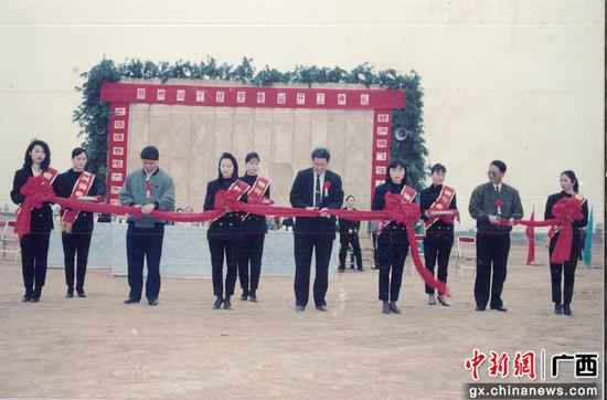 1993年,柳州供电局500千伏沙塘变电站开工。 南边电网广西柳州供电局55年超过成长:从星星灯火 到霓虹满城