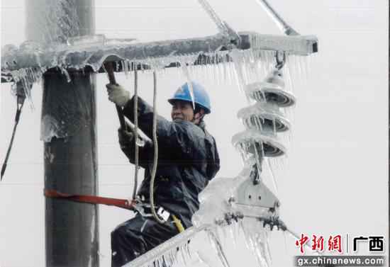 2008年一场汗青稀有的冰灾重创柳州电网,一千多名抢险队员三十多个昼夜奋战,只为实时把光和热送进千家万户。 南边电网广西柳州供电局55年超过成长:从星星灯火 到霓虹满城